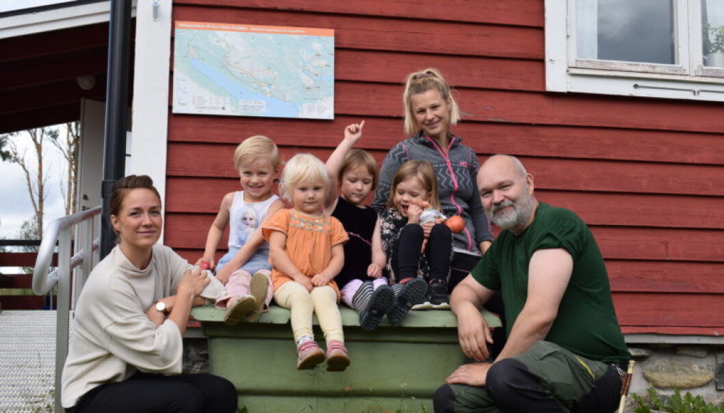 Framför bystugan har några Ottsjö-föräldrar med barn samlats. Från vänster: Sandra Olsson, Alexander, Minna, Alice, Gry, Anna Ottendahl samt Stefan Nordin. Framför bystugan har några Ottsjö-föräldrar med barn samlats. Från vänster: Sandra Olsson, Alexander, Minna, Alice, Gry, Anna Ottendahl samt Stefan Nordin.