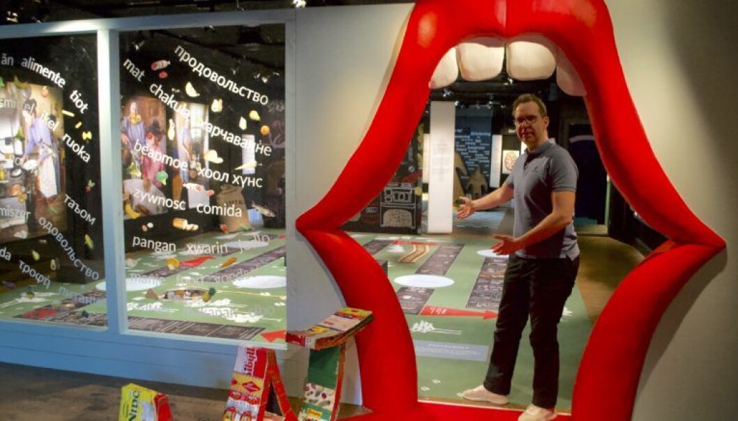 Magnus Stafverfeldt hälsar välkommen i en entré som utformats efter en mun som många säkert känner igen från Rolling Stones skivomslag. Magnus Stafverfeldt hälsar välkommen i en entré som utformats efter en mun som många säkert känner igen från Rolling Stones skivomslag.