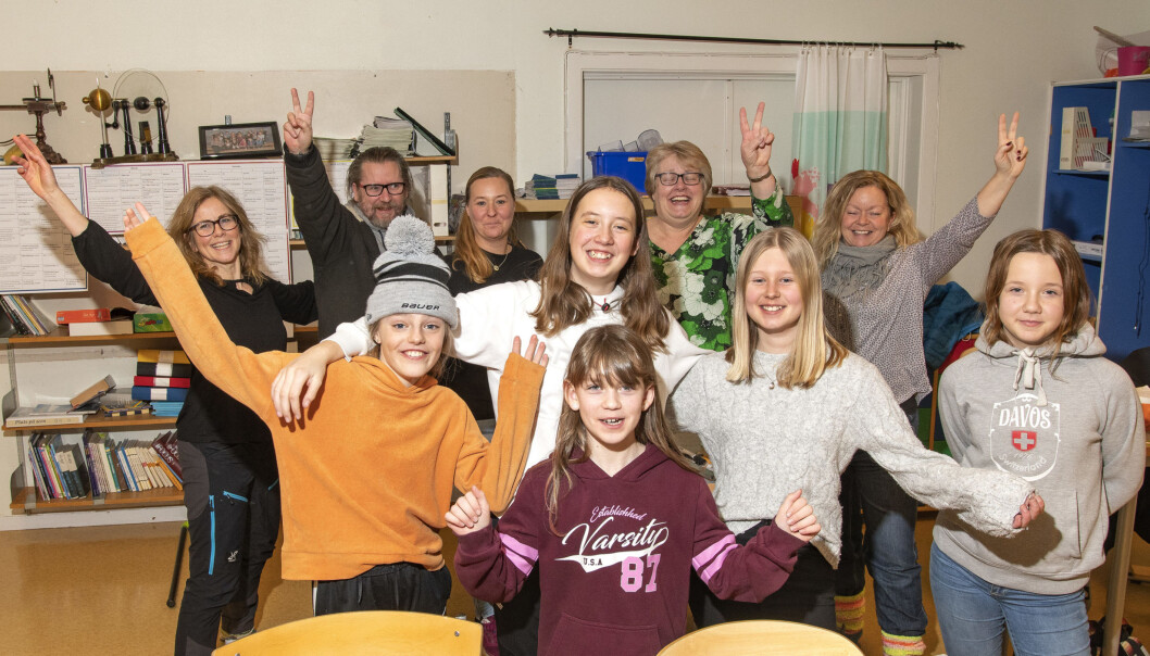 Lyckan var stor när JT besökte Åsarna skola sent på torsdagseftermiddagen för att förkunna den glada nyheten. Skolan blir kvar.
Pedagoger på bakre raden: Marita Hägred, Hans Weissman, Camilla Skoglund, Märit Pålsson och Lisa Brandwold
Elever på främre raden: Aina Persson, Havanna Jansson-Sjöberg, Stella Roberg, Bianca Bergman och längst fram Elise Hellqvist. Lyckan var stor när JT besökte Åsarna skola sent på torsdagseftermiddagen för att förkunna den glada nyheten. Skolan blir kvar.
Pedagoger på bakre raden: Marita Hägred, Hans Weissman, Camilla Skoglund, Märit Pålsson och Lisa Brandwold
Elever på främre raden: Aina Persson, Havanna Jansson-Sjöberg, Stella Roberg, Bianca Bergman och längst fram Elise Hellqvist.