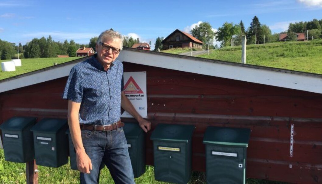 Riksdagsledamoten Pelle Åsling vid sin egen brevlåda. Nu agerar han mot PostNord. Riksdagsledamoten Pelle Åsling vid sin egen brevlåda. Nu agerar han mot PostNord.