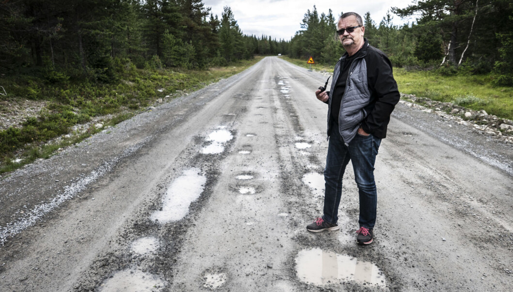Anders Cornell, Myssjö, har ledsnat på Fäbodleden mellan Persåsen och Börtnan. I helgen körde han sönder sin husbil längs vägen. “Många tar den här vägen för att komma till Härjedalen och Flatruet. Det är otroligt vackert. Men som vägen ser ut nu är det bara dålig reklam för Bergs kommun”, säger han. Anders Cornell, Myssjö, har ledsnat på Fäbodleden mellan Persåsen och Börtnan. I helgen körde han sönder sin husbil längs vägen. “Många tar den här vägen för att komma till Härjedalen och Flatruet. Det är otroligt vackert. Men som vägen ser ut nu är det bara dålig reklam för Bergs kommun”, säger han.