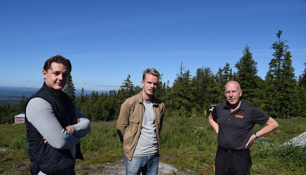 Högst uppe på Almåsabergets topp står från vänster Ted Hansson, Mattias Bångman och Kalle Bäckwall. I projektgruppen ingår även Hedda Bångman och Alfred Andersson. Högst uppe på Almåsabergets topp står från vänster Ted Hansson, Mattias Bångman och Kalle Bäckwall. I projektgruppen ingår även Hedda Bångman och Alfred Andersson.