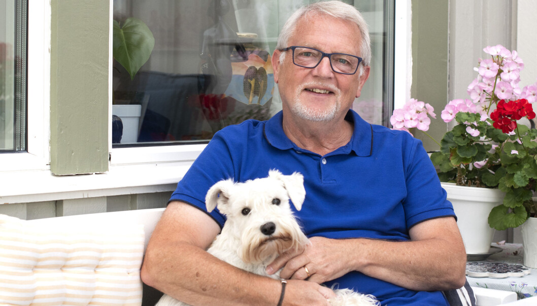 - Tripi är en helt underbar dvärgschnauzer säger Leif och det strålar värme runt honom och den vita hunden, det är vår tredje dvärgschnauzer, nämner han. - Tripi är en helt underbar dvärgschnauzer säger Leif och det strålar värme runt honom och den vita hunden, det är vår tredje dvärgschnauzer, nämner han.