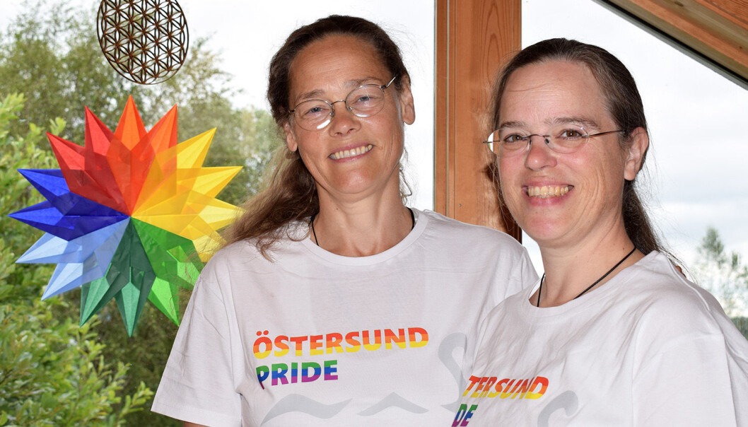 Elenor Öster, till vänster, och Anne Hauser är gifta och ägare till Bruksgården i Rönnöfors. I år bjöd de in till regnbågscafé på gården. Elenor Öster, till vänster, och Anne Hauser är gifta och ägare till Bruksgården i Rönnöfors. I år bjöd de in till regnbågscafé på gården.