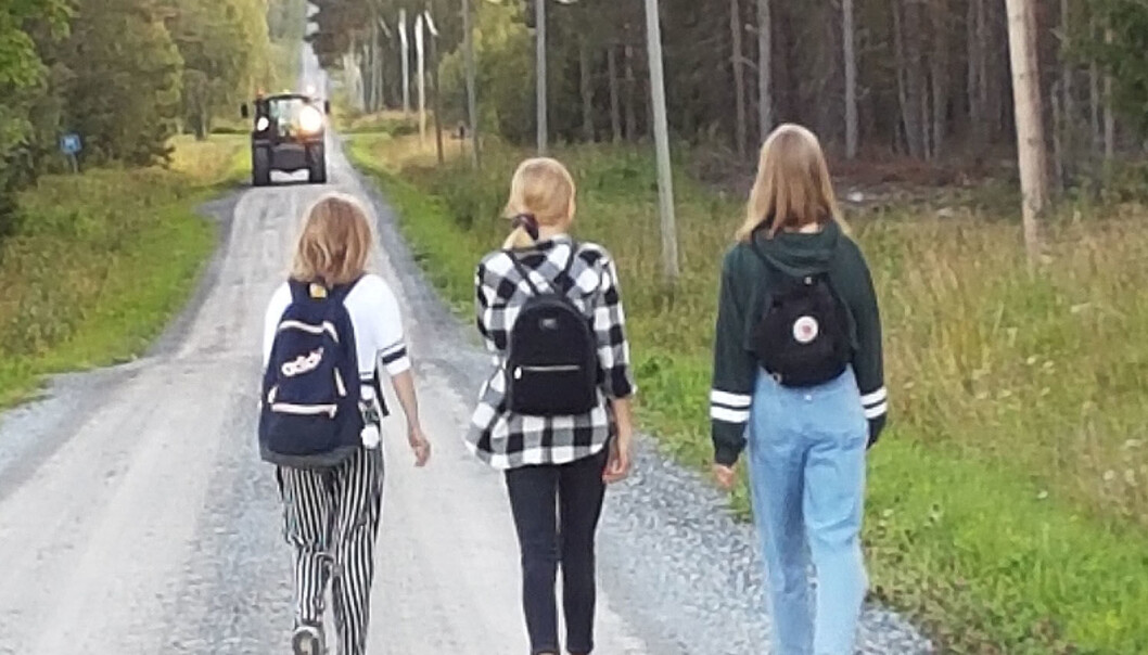 Längs den här smala grusvägen utan belysning ska nu barn från 10 år i Vällviken gå, tre kilometer enkel väg till skolbussen och tre kilometer hem varje dag. Längs den här smala grusvägen utan belysning ska nu barn från 10 år i Vällviken gå, tre kilometer enkel väg till skolbussen och tre kilometer hem varje dag.