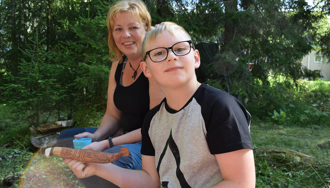 Efter korvgrillningen skulle det täljas. Per-Olof hade med sig sin egen kniv, som han stolt visar upp. Ledaren Nina Hallin beundrar den. Efter korvgrillningen skulle det täljas. Per-Olof hade med sig sin egen kniv, som han stolt visar upp. Ledaren Nina Hallin beundrar den.