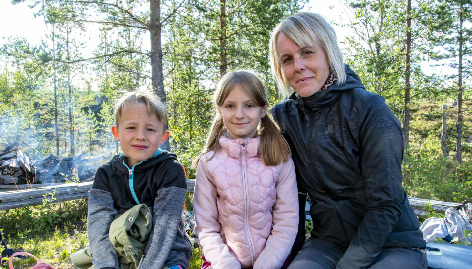 Charlie Sjelin, Elsa Lennartzon och Anna Hjalmarsson njöt av friluftsdagen vid Vemdalens jaktskyttebana.