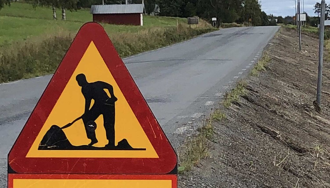 Vägarbete pågår är skyltar som syns alltmer sällan längs länsvägarna. Regeringen krymper stödet för underhåll. För tio år sedan fick Jämtlands län 40 miljoner kronor mer till vägunderhåll. Vägarbete pågår är skyltar som syns alltmer sällan längs länsvägarna. Regeringen krymper stödet för underhåll. För tio år sedan fick Jämtlands län 40 miljoner kronor mer till vägunderhåll.