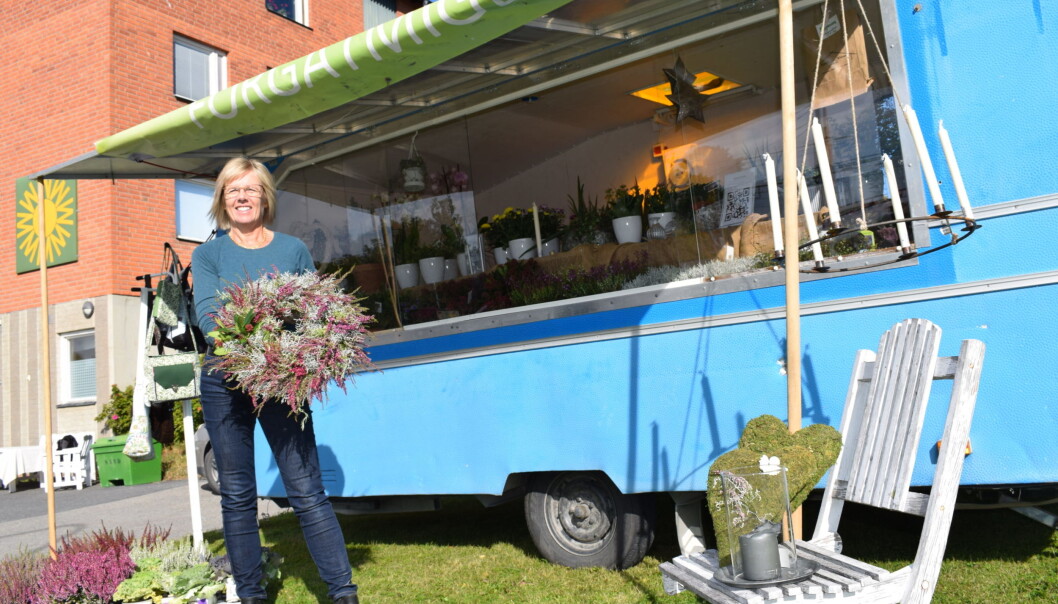 Maria Åslund framför sin förgätmigejblå, rullande blombod. Maria Åslund framför sin förgätmigejblå, rullande blombod.