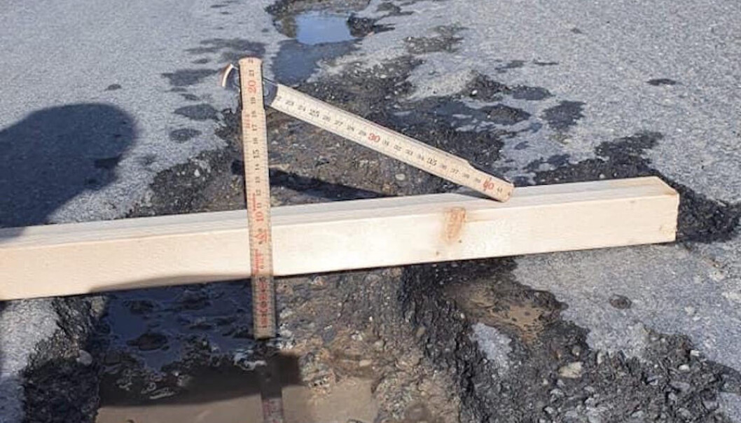 Djupa hål i hjulspåren på vägen på bron vid Undersåker är förenat med trafikfara. Yrkeschaufförer har påtalat problemet men inget händer. Inte ens varningsskyltar har satts upp. Djupa hål i hjulspåren på vägen på bron vid Undersåker är förenat med trafikfara. Yrkeschaufförer har påtalat problemet men inget händer. Inte ens varningsskyltar har satts upp.