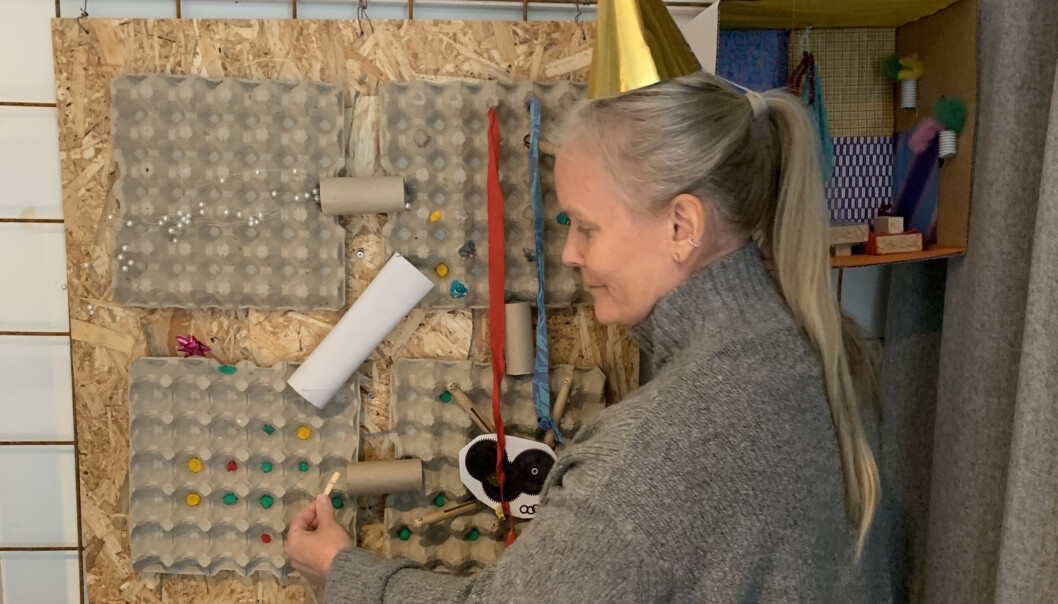 Med färgglada strutar på huvudet och äggkartonger ska Åre kommuns tjänstepersoner tänka i nya banor. Ett påkostat rum kallat innovationslabbet med klipp- och klistramaterial har öppnats. Enligt källor upplevs investeringen som ”pinsam” och som en ”lekstuga”. Denna besökare har på sig en gulfärgad hatt, vilket ska stå för ett positivt och konstruktivt tänkande. Med färgglada strutar på huvudet och äggkartonger ska Åre kommuns tjänstepersoner tänka i nya banor. Ett påkostat rum kallat innovationslabbet med klipp- och klistramaterial har öppnats. Enligt källor upplevs investeringen som ”pinsam” och som en ”lekstuga”. Denna besökare har på sig en gulfärgad hatt, vilket ska stå för ett positivt och konstruktivt tänkande.