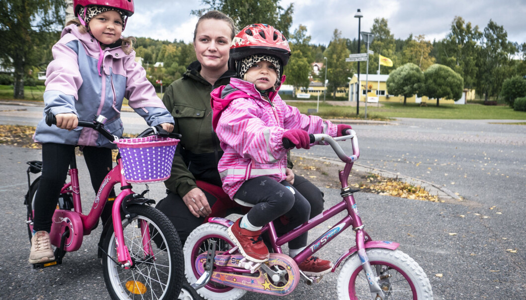 Oron är påtaglig i Bispgården efter storvarslet på Zepro. “Det är ett jätteviktigt företag för byn. Idag har du bara verkstäderna – alltså Zepro och Fiab (Fors industrier) – och så äldreboendet. Det är där de allra flesta jobbar”, säger Ida Forsström (här med döttrarna Tuva och Minnah) vars sambo jobbar på företaget. Oron är påtaglig i Bispgården efter storvarslet på Zepro. “Det är ett jätteviktigt företag för byn. Idag har du bara verkstäderna – alltså Zepro och Fiab (Fors industrier) – och så äldreboendet. Det är där de allra flesta jobbar”, säger Ida Forsström (här med döttrarna Tuva och Minnah) vars sambo jobbar på företaget.