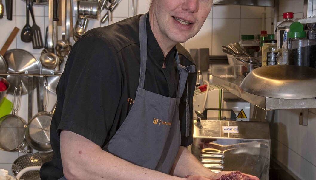 -Jag har jobbat med offentlig mat länge. Under många år har jag vurmat för människor med funktionsvariation och specialmat som kan höja hälsotalet, säger kocken Johan Andersson. -Jag har jobbat med offentlig mat länge. Under många år har jag vurmat för människor med funktionsvariation och specialmat som kan höja hälsotalet, säger kocken Johan Andersson.