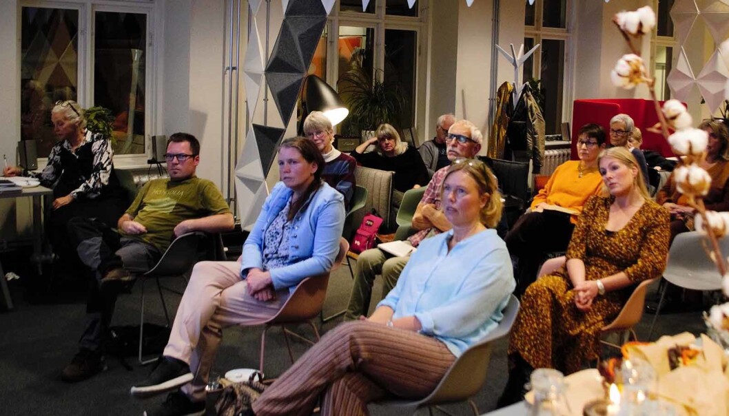 Många hade samlats på författarnätverkets första träff på länge. Första raden från vänster: Catarina Lundström, Johan Hemmingson, Åsa Ringdahl och Ingrid Marie Thorslund. Andra raden: Gunilla Johansson, Bengt Göran Aronsson och Sara Strömberg. Många hade samlats på författarnätverkets första träff på länge. Första raden från vänster: Catarina Lundström, Johan Hemmingson, Åsa Ringdahl och Ingrid Marie Thorslund. Andra raden: Gunilla Johansson, Bengt Göran Aronsson och Sara Strömberg.