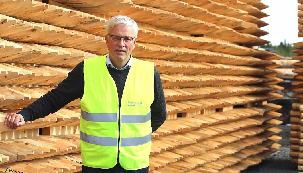 Stolpfabriken Octowood står starkt i krisen och har anställt tre personer för att matcha en ökad efterfrågan. “Det har att göra med den satsning vi har gjort på att bygga ut verksamheten, för att att öka produktionen. Nu skördar vi frukten av det”, säger Leif Berglund, vd. Stolpfabriken Octowood står starkt i krisen och har anställt tre personer för att matcha en ökad efterfrågan. “Det har att göra med den satsning vi har gjort på att bygga ut verksamheten, för att att öka produktionen. Nu skördar vi frukten av det”, säger Leif Berglund, vd.