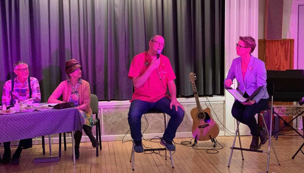 Litte-ta-våndera dåktorn Manne Ring och musikern och kulturpersonen Linda Forss kan verkligen snacka krämpor så att folk förstår. I onsdags gjorde de ett uppskattat framträdande på bygdegården i Mattmar. Litte-ta-våndera dåktorn Manne Ring och musikern och kulturpersonen Linda Forss kan verkligen snacka krämpor så att folk förstår. I onsdags gjorde de ett uppskattat framträdande på bygdegården i Mattmar.