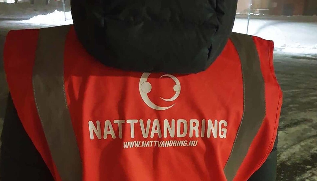 Synlig vuxen på nattvandring. Synlig vuxen på nattvandring.