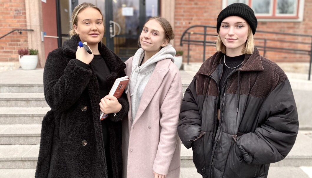 Davina Ljungdahl, Engla Mattsson och Agnes Thofelt Danielsson var tre av lite drygt 2000 elever som skickades hem från “Wargen” på måndagen. Detta på grund av en ökad smittspridning.
“Jättetråkigt. Vi kommer ju ihåg hur det var förra vintern då vi fick vara hemma en längre tid. Det var inte alls kul”, säger Davina Ljundahl. Davina Ljungdahl, Engla Mattsson och Agnes Thofelt Danielsson var tre av lite drygt 2000 elever som skickades hem från “Wargen” på måndagen. Detta på grund av en ökad smittspridning.
“Jättetråkigt. Vi kommer ju ihåg hur det var förra vintern då vi fick vara hemma en längre tid. Det var inte alls kul”, säger Davina Ljundahl.