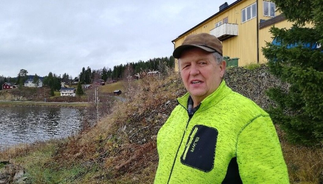 Här står Johnny Hallquist på baksidan av affären, som ligger nära stranden till den skyddande viken i Valsjön. I grusmassorna under huset kanske det ligger något intressant ända från jägarstenåldern Här står Johnny Hallquist på baksidan av affären, som ligger nära stranden till den skyddande viken i Valsjön. I grusmassorna under huset kanske det ligger något intressant ända från jägarstenåldern