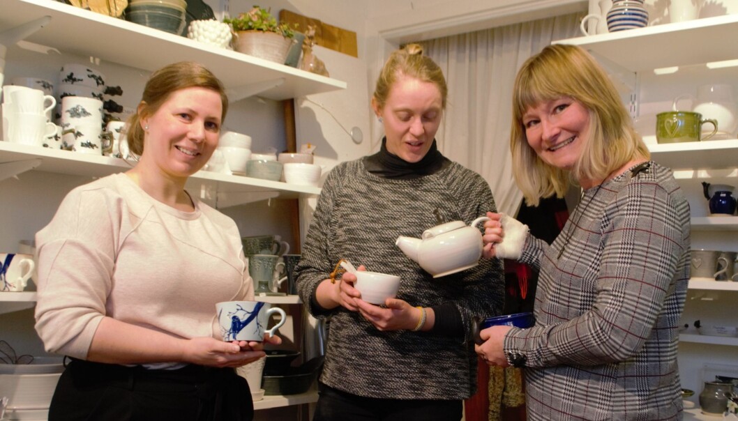 Åsa Fröjd, Emma Grelsson och Katarina Boija visar sina alster och improviserar en tébjudning inför kameran. Åsa Fröjd, Emma Grelsson och Katarina Boija visar sina alster och improviserar en tébjudning inför kameran.