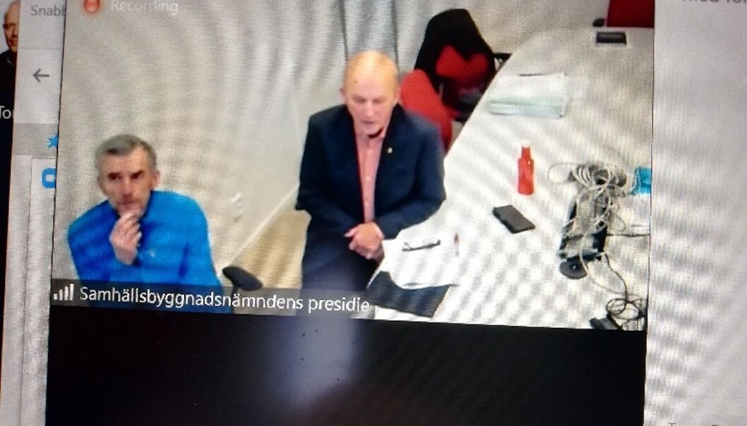 Direkt efter beslutet om avtalet i samhällsbyggnadsnämnden hölls en digital presskonferens. Där samhällsbyggnadsnämndens presidium medverkade närmast på bilden Leif Jonsson (S) som reserverade sig mot beslutet och Olof Wallgren (C) som röstade för att avtalet ska avslutas och inte förlängas. Direkt efter beslutet om avtalet i samhällsbyggnadsnämnden hölls en digital presskonferens. Där samhällsbyggnadsnämndens presidium medverkade närmast på bilden Leif Jonsson (S) som reserverade sig mot beslutet och Olof Wallgren (C) som röstade för att avtalet ska avslutas och inte förlängas.