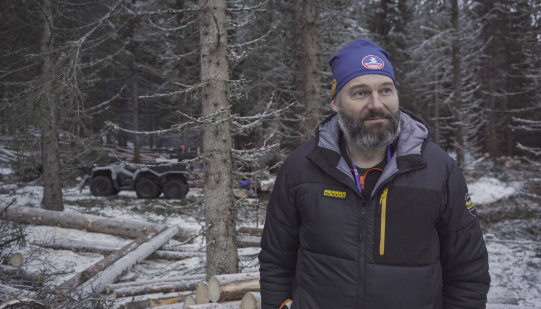 Magnus Olofsson från Orangutang Skog & Naturvård har det utmanande uppdraget att avverka skog i Almåsabackens branta terräng. Magnus Olofsson från Orangutang Skog & Naturvård har det utmanande uppdraget att avverka skog i Almåsabackens branta terräng.