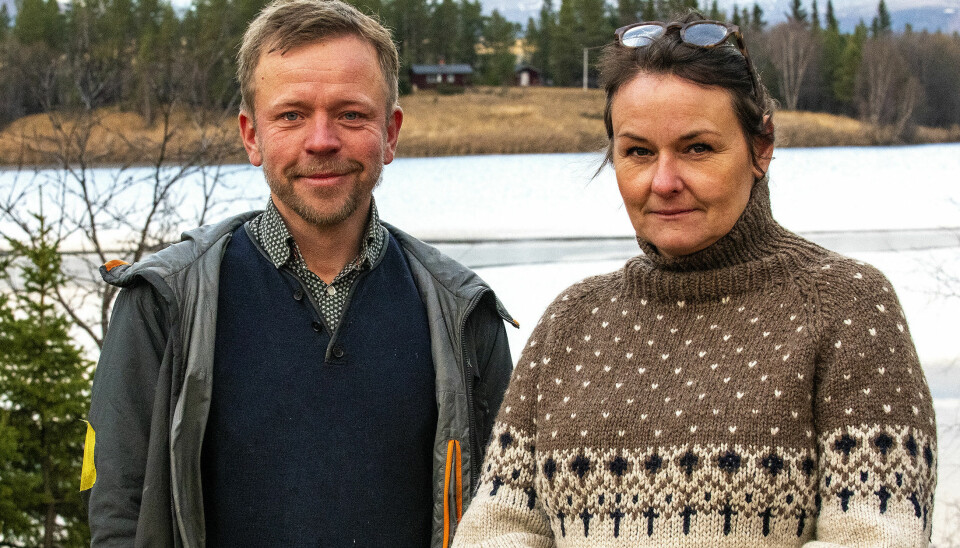Orest och Lykke Andersen bor på Lövnäset, en udde som är närmast granne till Grötholmen. - Kommunen negligerar oss. Det är väldigt underligt att vi inte har rätt att överklaga trots att vi bor närmast, säger Lykke.