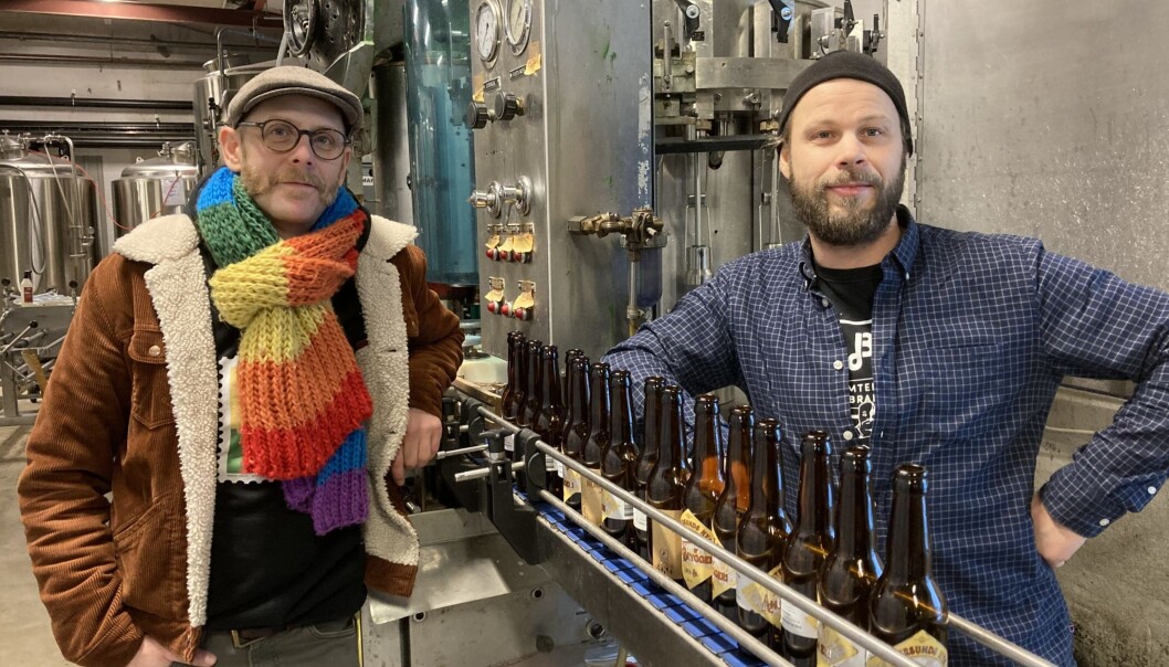 Love Brande och Jesper Jemtehed vid Östersunds Bryggeri har i år sålt cirka 200 000 flaskor öl och must. Det är en fördubbling jämfört med förra året och överskrider deras eget mål. De vill gärna sälja folköl direkt till konsumenterna i en REKO-ring, men Östersunds kommun anser att det bryter mot alkohollagstiftningen. Love Brande och Jesper Jemtehed vid Östersunds Bryggeri har i år sålt cirka 200 000 flaskor öl och must. Det är en fördubbling jämfört med förra året och överskrider deras eget mål. De vill gärna sälja folköl direkt till konsumenterna i en REKO-ring, men Östersunds kommun anser att det bryter mot alkohollagstiftningen.