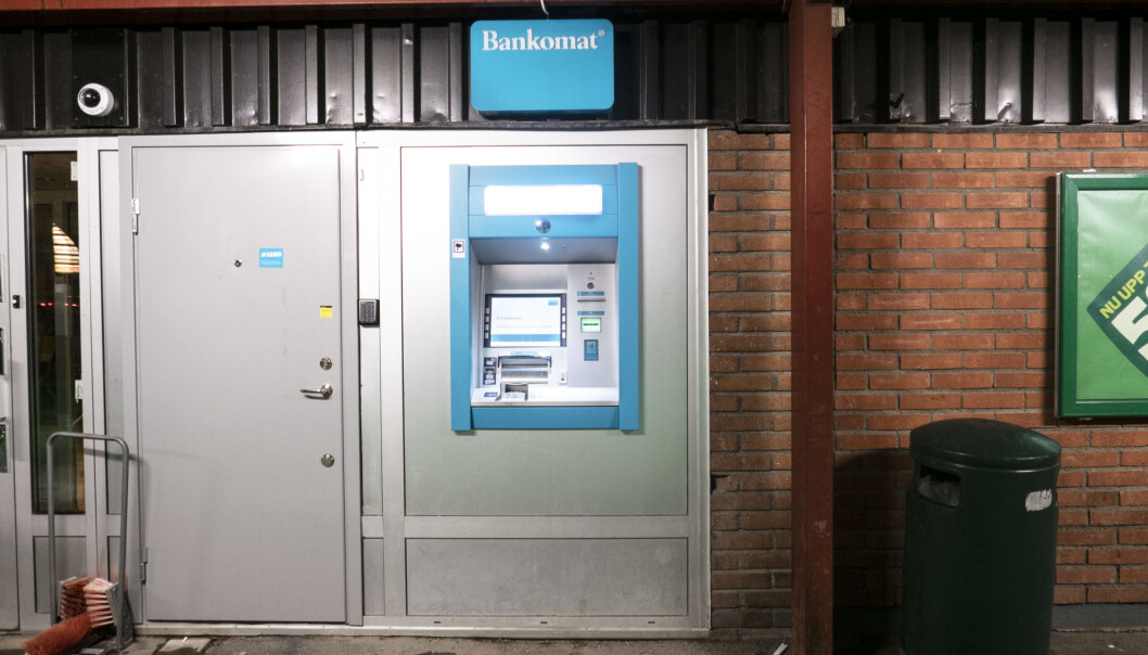 Det här Bräcke kommuns enda bankomat. Problemet är att
den sällan fungerar som den ska vilket orsakar problem för både privatpersoner och handlare. Det här Bräcke kommuns enda bankomat. Problemet är att
den sällan fungerar som den ska vilket orsakar problem för både privatpersoner och handlare.