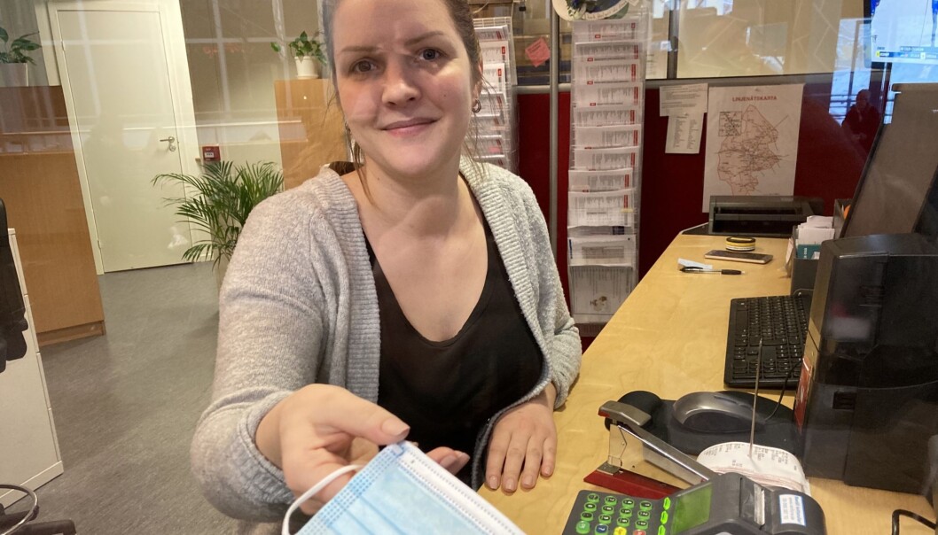 Emelie Östman jobbar i Länstrafikens reception vid busstorget i Östersund. Emelie Östman jobbar i Länstrafikens reception vid busstorget i Östersund.