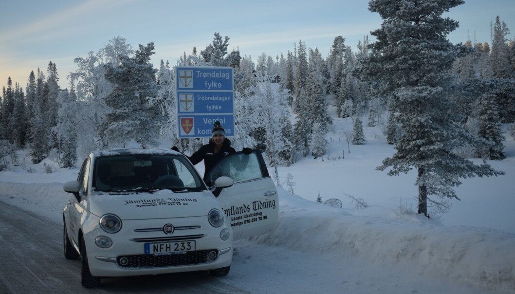 Jämtlands Tidning åkte in i Norge via väg 336 från Kallsedet. Här är vägen öppen ner till Sandvika på norska sidan där tullstationen är belägen. Denna gräns är öppen dagtid för passering om man har med sig ett nytaget Covid19-test. Men det fanns inga informationsskyltar vid gränsen om vad som gäller. Väl inne i Norge får man meddelande via sms om de nya reglerna. Jämtlands Tidning åkte in i Norge via väg 336 från Kallsedet. Här är vägen öppen ner till Sandvika på norska sidan där tullstationen är belägen. Denna gräns är öppen dagtid för passering om man har med sig ett nytaget Covid19-test. Men det fanns inga informationsskyltar vid gränsen om vad som gäller. Väl inne i Norge får man meddelande via sms om de nya reglerna.