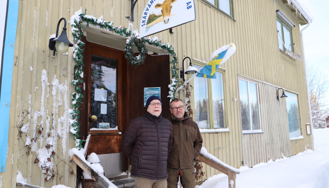 Tor och Roland Norrman Svensson framför ostaffären i Skärvången. De bor nu på övervåningen av huset men efter detta år lämnar de både verksamheten och huset. Tor och Roland Norrman Svensson framför ostaffären i Skärvången. De bor nu på övervåningen av huset men efter detta år lämnar de både verksamheten och huset.