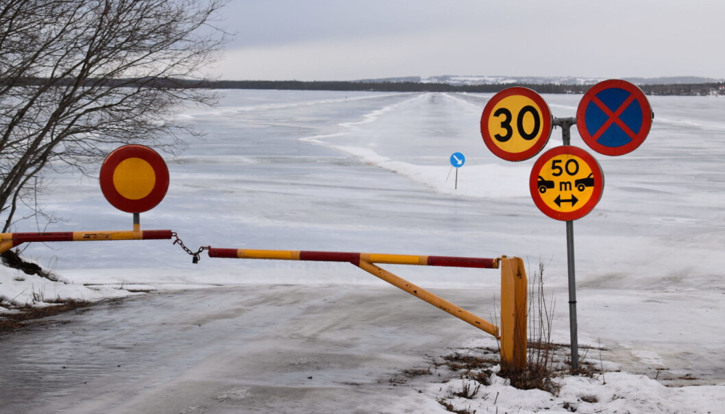 Trafikverkets personal försöker skynda på isens tillväxt genom att vattna och packa ned snön. Säkerhetsgränsen går vid 20 centimeters kärnis, just nu är den 15 centimeter tjock. Trafikverkets personal försöker skynda på isens tillväxt genom att vattna och packa ned snön. Säkerhetsgränsen går vid 20 centimeters kärnis, just nu är den 15 centimeter tjock.