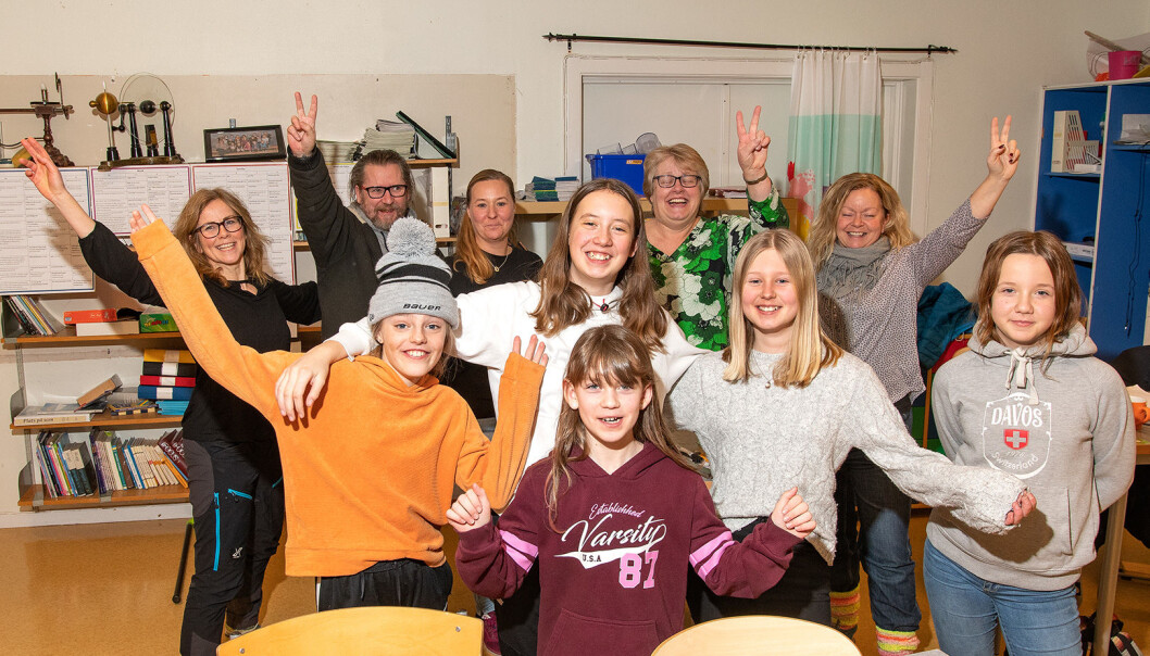 Lyckan var stor när JT besökte Åsarna skola sent på eftermiddagen då de flesta elever lämnat skolan för dagen.
Pedagoger på bakre raden: Marita Hägred, Hans Weissman, Camilla Skoglund, Märit Pålsson och Lisa Brandwold
Elever på främre raden: Aina Persson, Havanna Jansson-Sjöberg, Stella Roberg, Bianca Bergman och längst fram Elise Hellqvist. Lyckan var stor när JT besökte Åsarna skola sent på eftermiddagen då de flesta elever lämnat skolan för dagen.
Pedagoger på bakre raden: Marita Hägred, Hans Weissman, Camilla Skoglund, Märit Pålsson och Lisa Brandwold
Elever på främre raden: Aina Persson, Havanna Jansson-Sjöberg, Stella Roberg, Bianca Bergman och längst fram Elise Hellqvist.