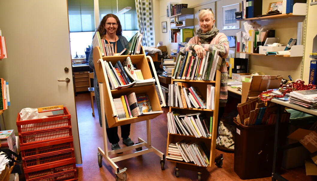 Pia Gustafsson och Britt Inger Roos med böcker klara för leverans Pia Gustafsson och Britt Inger Roos med böcker klara för leverans