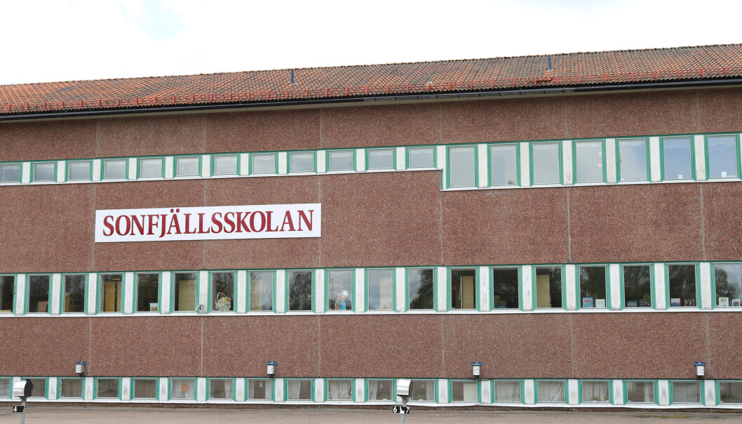 140 elever går på Sonfjällsskolan i år. Lokalerna i huvudbyggnaden har ett stort behov av renovering och alvarliga brister i ventilationen. Kommunledningsutskottet föreslår en renovering för 60 miljoner kronor av 3 200 kvadratmeter av Sonfjällsskolans huvudbyggnad och utemiljö. 140 elever går på Sonfjällsskolan i år. Lokalerna i huvudbyggnaden har ett stort behov av renovering och alvarliga brister i ventilationen. Kommunledningsutskottet föreslår en renovering för 60 miljoner kronor av 3 200 kvadratmeter av Sonfjällsskolans huvudbyggnad och utemiljö.