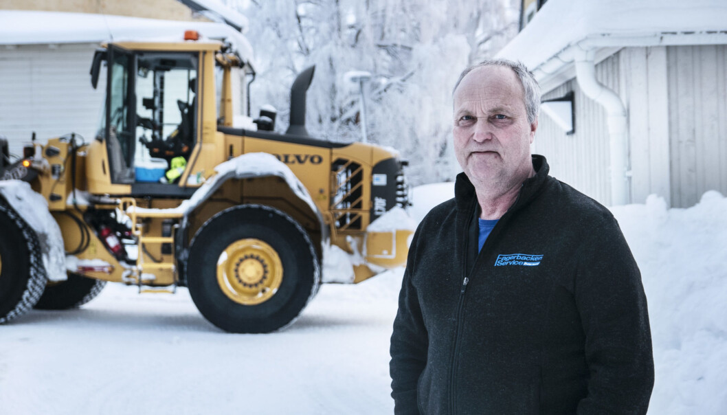 Göran Nilsson har skottat Östersunds gator i 42 år, och har varit med om värre vintrar än denna. “ jag minns vintern 87 eller 88, då snöade det 26 av 28 dagar i februari”, berättar han. Göran Nilsson har skottat Östersunds gator i 42 år, och har varit med om värre vintrar än denna. “ jag minns vintern 87 eller 88, då snöade det 26 av 28 dagar i februari”, berättar han.