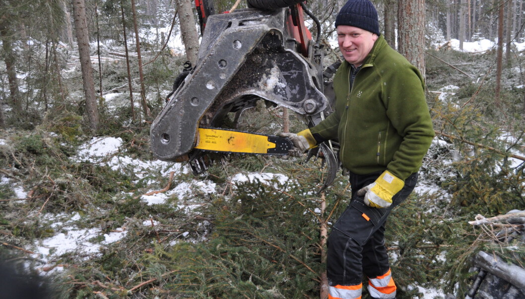Snödjupet döljer mer än trädstammar. Åke Eliasson byter sågkedja på skördaren. Snödjupet döljer mer än trädstammar. Åke Eliasson byter sågkedja på skördaren.