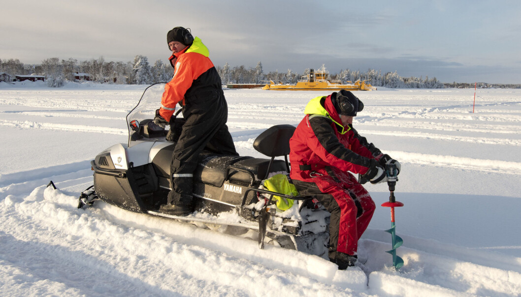 - Vi borrar hål för att få upp vatten. Vi plattar till snön och slasket så att allt ska kunna frysa ihop till en tjock is i ett stycke så att säga, förklarar Per-Ola Zakrisson. - Vi borrar hål för att få upp vatten. Vi plattar till snön och slasket så att allt ska kunna frysa ihop till en tjock is i ett stycke så att säga, förklarar Per-Ola Zakrisson.