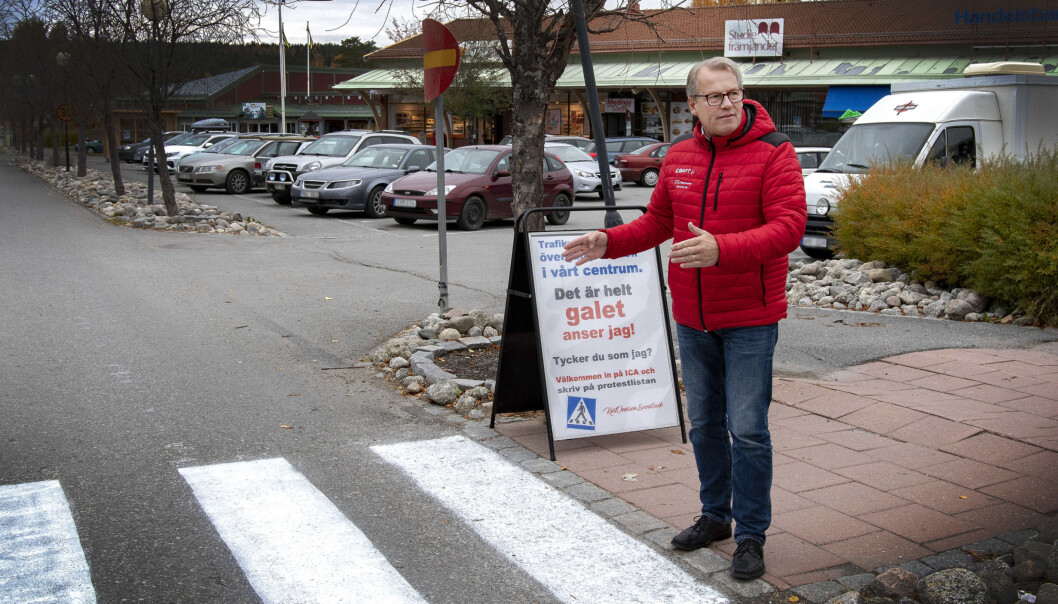 Kurt Jonsson har velat ha tillbaka ett övergångsställe vid sin Ica-butik. Kurt Jonsson har velat ha tillbaka ett övergångsställe vid sin Ica-butik.