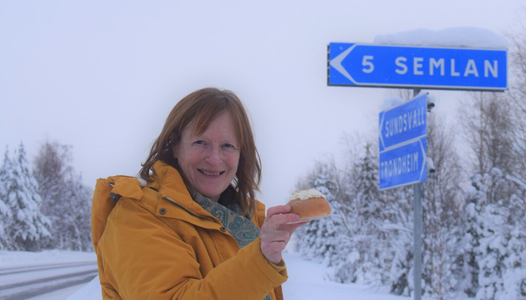 JT:s journalist med en semla som väntar på att bli uppäten i byn Semlan. JT:s journalist med en semla som väntar på att bli uppäten i byn Semlan.