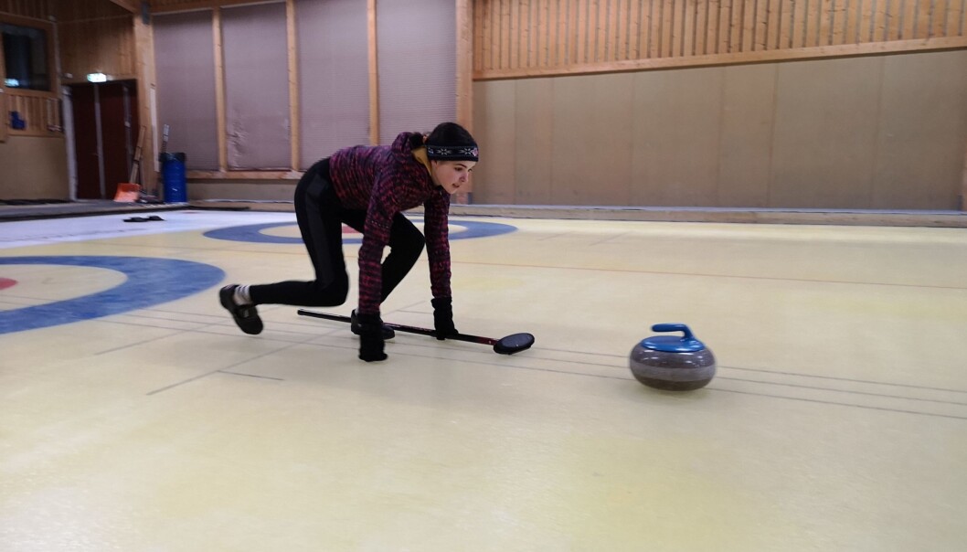 Nomi slidar över curlingbanan redo att sopa in stenen i boet på andra sidan. Nomi slidar över curlingbanan redo att sopa in stenen i boet på andra sidan.