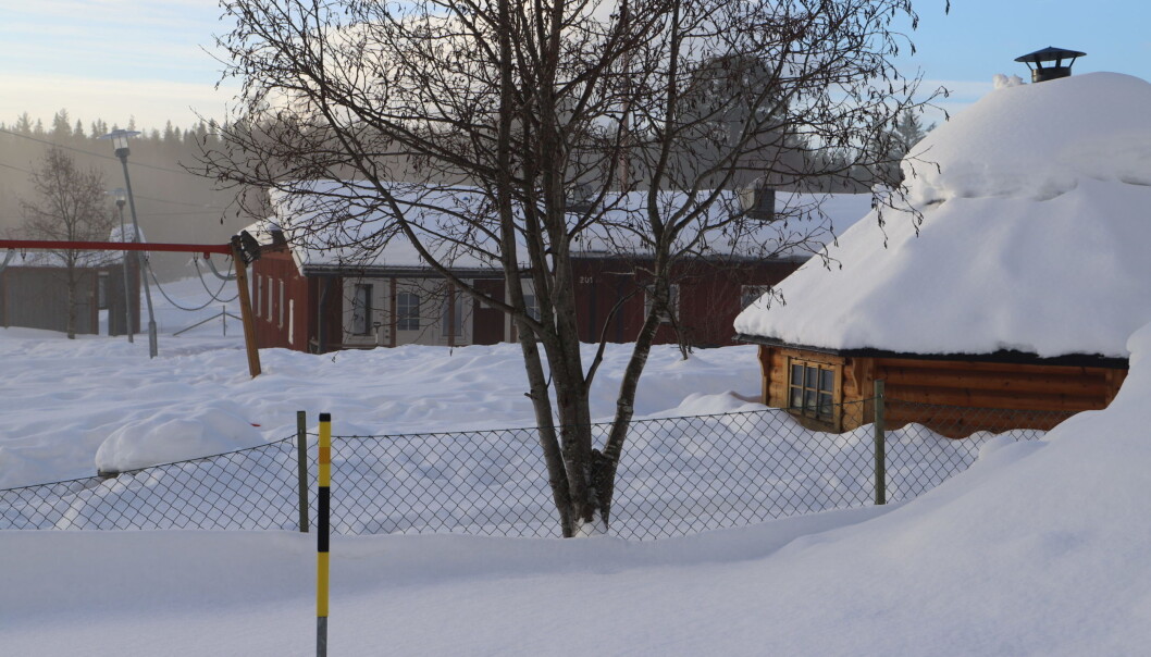Det är ödsligt och leksakerna är översnöade på Rötvikens förskola. När Jämtlands Tidning är på besök är det bara personal på förskolan men inga barn. Det är ödsligt och leksakerna är översnöade på Rötvikens förskola. När Jämtlands Tidning är på besök är det bara personal på förskolan men inga barn.