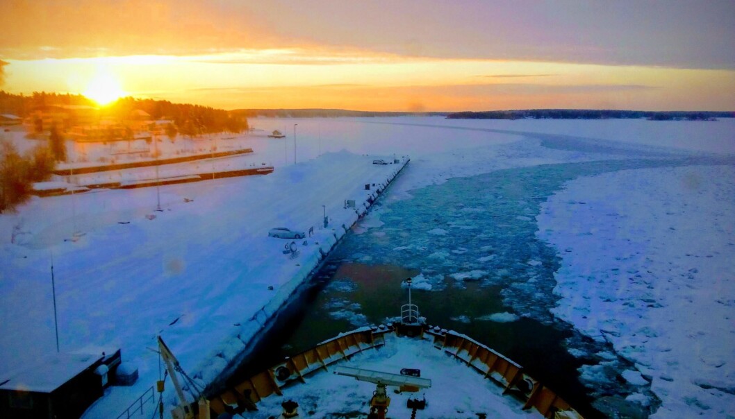 Ymer vid kaj i Luleå. Ymer vid kaj i Luleå.