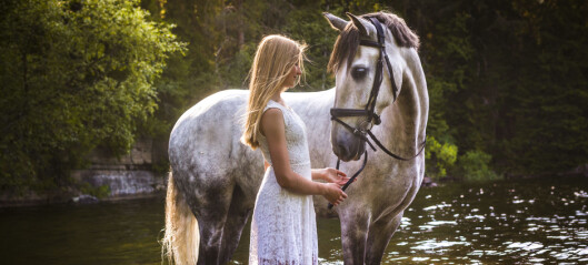 Fotografen Elise vill inspirera unga att tro på sina drömmar - favoritmotivet är hästar