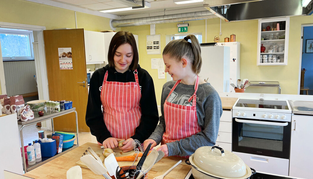 Zuzanna Aniskiewicz och Tindra Johansson i årskurs nio på Vattudalsskolan i Strömsund komponerade den godaste grytan som nu fått namnet ”Zuzi och Tindras vildsvinsgryta”. Zuzanna Aniskiewicz och Tindra Johansson i årskurs nio på Vattudalsskolan i Strömsund komponerade den godaste grytan som nu fått namnet ”Zuzi och Tindras vildsvinsgryta”.
