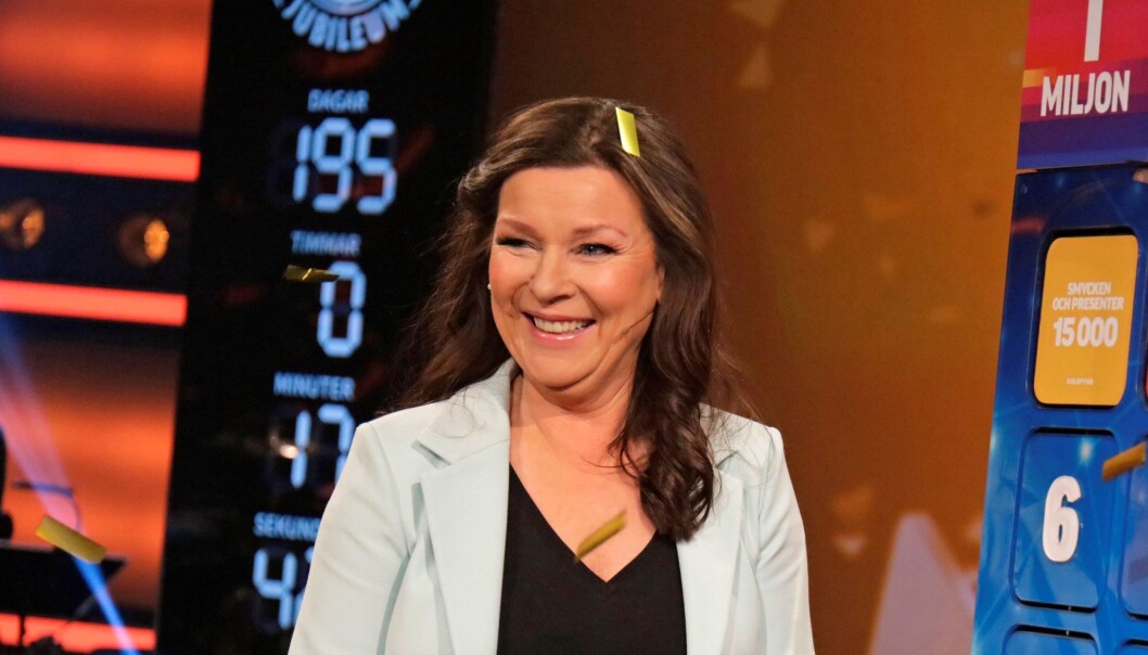 Foto från Bingolotto: Lotta öppnar vinsten i Färgfemman när Ralph ringde in. Foto från Bingolotto: Lotta öppnar vinsten i Färgfemman när Ralph ringde in.