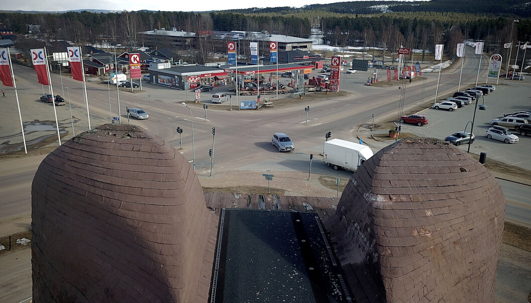 Lite skamfilad och med nickande huvud står den där och blickar över den stora vägkorsningen i Sveg. Lite skamfilad och med nickande huvud står den där och blickar över den stora vägkorsningen i Sveg.