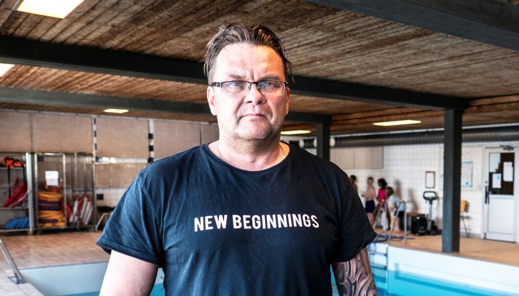 Stefan Björkbacka, vaktmästare, säger att det inte är mycket som krävs för att fixa till simhallen i Gällö. “Det är inte alls så mycket som behöver göras som det påstås. Jag har bytt ut sex plattor nu och jag tror att det är 26 totalt som ska bytas. Det skulle jag kunna fixa själv om jag får jobbet”, säger han. Stefan Björkbacka, vaktmästare, säger att det inte är mycket som krävs för att fixa till simhallen i Gällö. “Det är inte alls så mycket som behöver göras som det påstås. Jag har bytt ut sex plattor nu och jag tror att det är 26 totalt som ska bytas. Det skulle jag kunna fixa själv om jag får jobbet”, säger han.