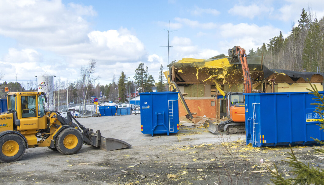 Nu rivs den gamla brandstationen i Brunflo. Den nya brandstationen, som byggs på samma ställe som den gamla, kommer att kosta 17 miljoner kronor och beräknas vara klar i oktober i år. Nu rivs den gamla brandstationen i Brunflo. Den nya brandstationen, som byggs på samma ställe som den gamla, kommer att kosta 17 miljoner kronor och beräknas vara klar i oktober i år.
